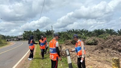 Jelang Libur Nataru, BPTD Babel Lakukan Pemasangan dan Pembersihan Fasilitas Keselamatan Jalan di Ruas Pangkal Pinang – Bangka Barat.